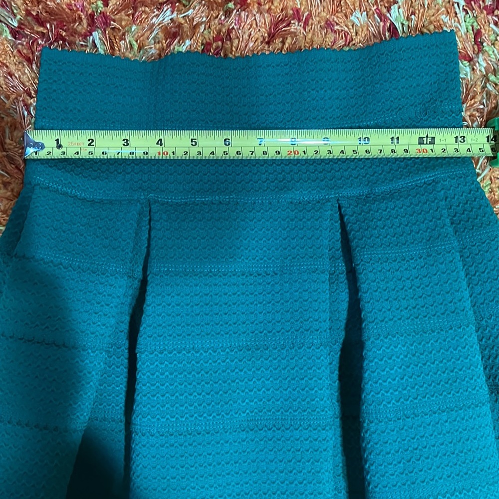 Green skirt - Picture 6 of 7